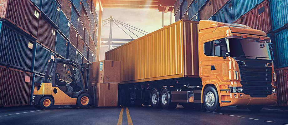 Ein Lastkraftwagen welcher beladen wird.